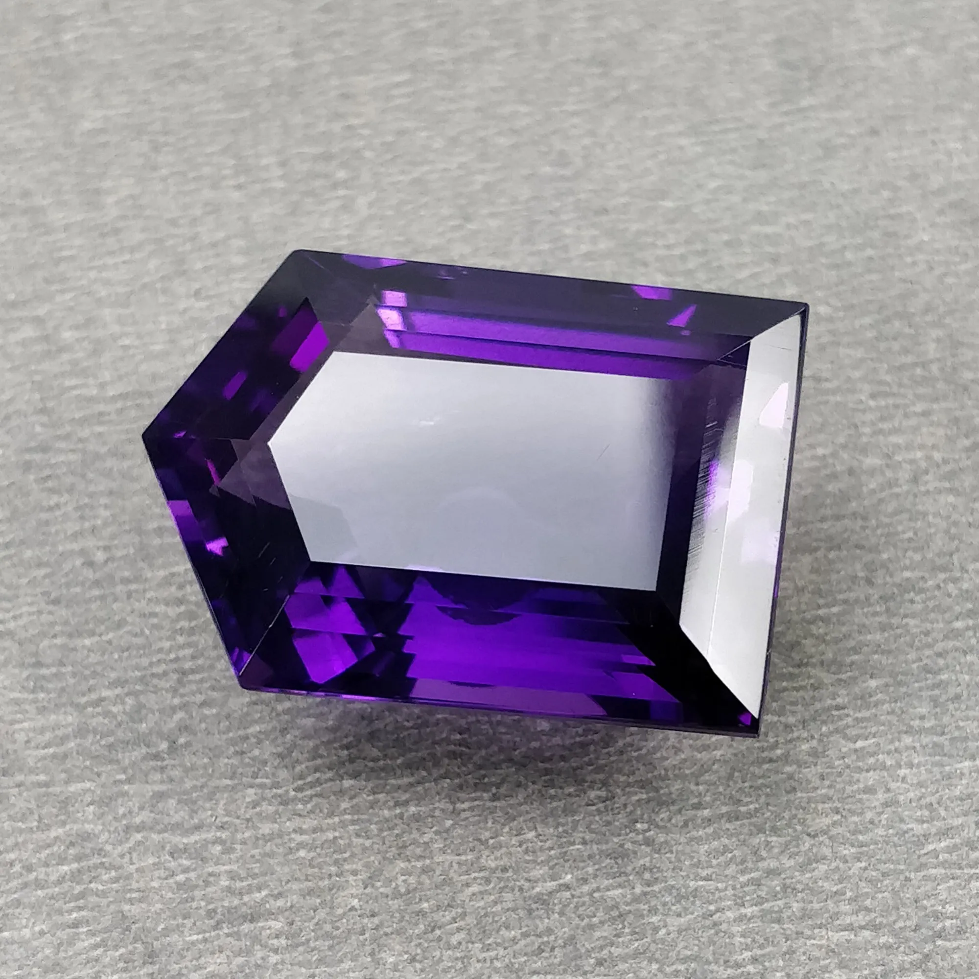 Amethyst Gemstone Normal Cut : 41.80cts Natural Untreated Amethyst Quartz Uneven Shape 26*18mm