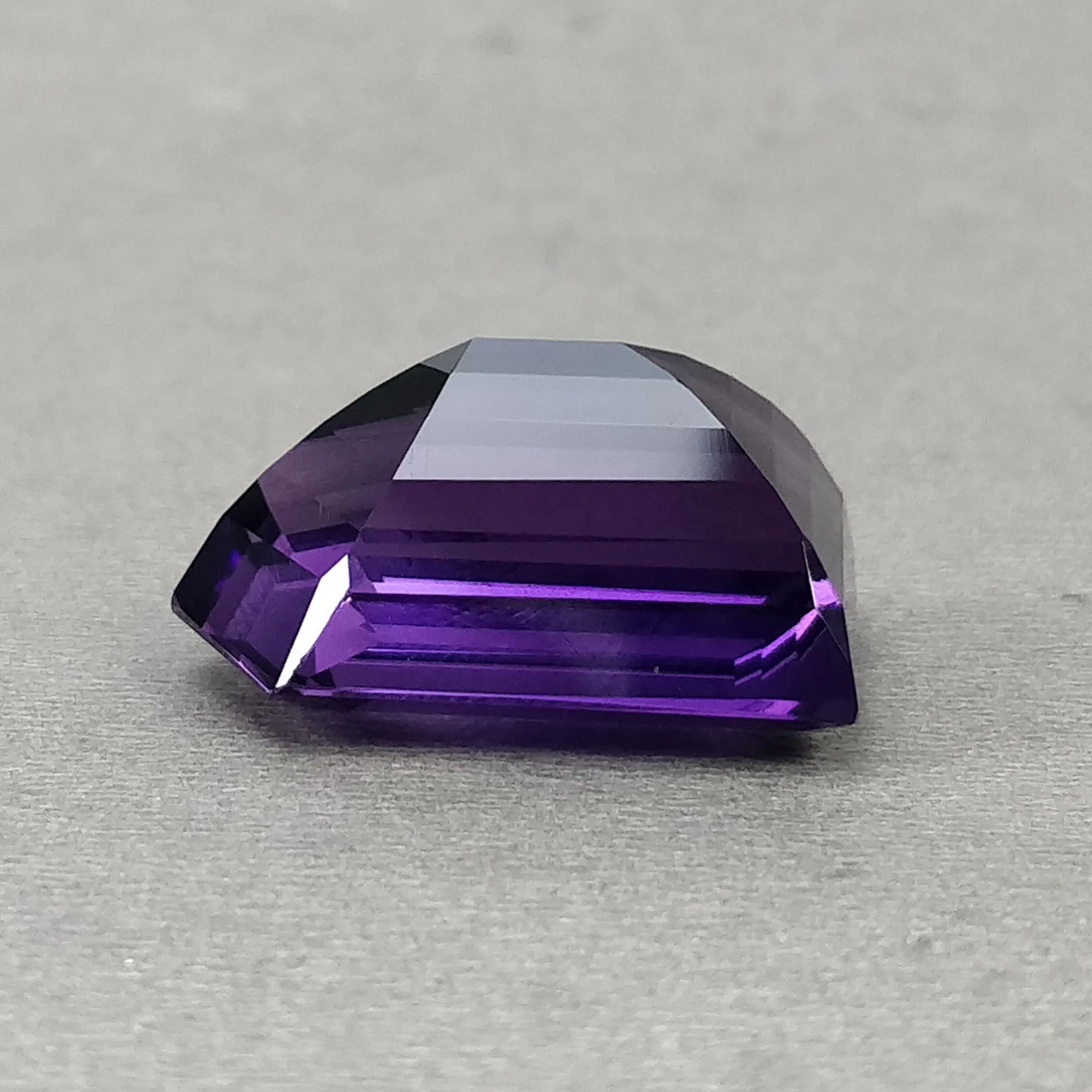 Amethyst Gemstone Normal Cut : 41.80cts Natural Untreated Amethyst Quartz Uneven Shape 26*18mm